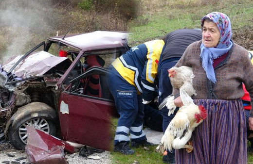 Kamyonet ile çarpışan otomobil adeta ikiye bölündü tavuklar yola savruldu köylü kadınlar harekete geçti