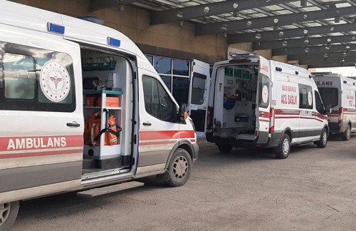 Çorum'da lise öğrencisi okul önünde bıçakla yaralandı