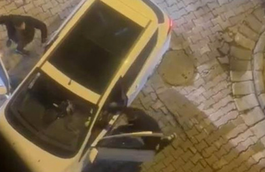 Laf attıkları kızı koruyan adamı arabanın içinde bıçakladılar dehşet anları görüntülendi