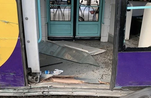 Kabataş'ta korkunç tramvay kazası! Raydan çıktı yaralılar var