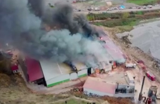 Amasya'da fabrika yangını! Dumanlar gökyüzünü kapladı