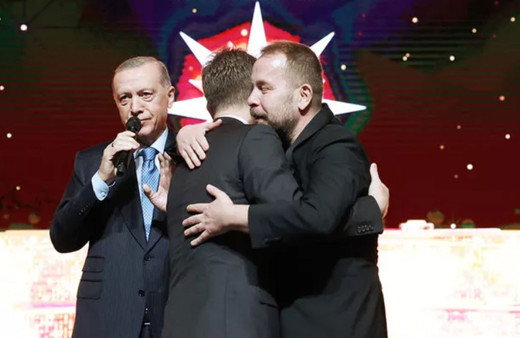 Ödül törenine damga vuran anlar! Cumhurbaşkanı Erdoğan sahnede olaya el attı, küs kardeşler barıştı