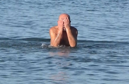 Bartın'da 10 derece havada 75 yaşında denize girdi