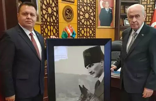 Atanan il başkanı Devlet Bahçeli'ye 'Hitler' montajlı Atatürk portresi hediye etti!