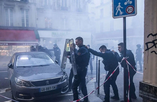 Paris'te PKK saldırıları: 31 polis yaralandı