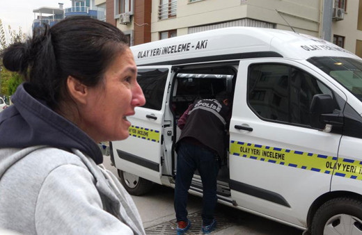 Üvey babasını bıçaklayıp kendini ihbar etti! Anne gözyaşlarına boğuldu