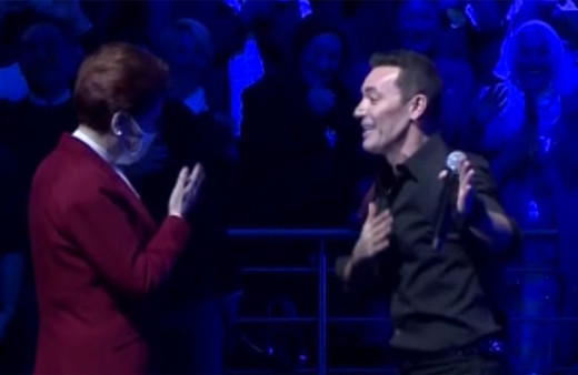 Meral Akşener, Mustafa Sandal'la 'Aya benzer' dansı yaptı salon yıkıldı! Rüyamda görmüştüm...