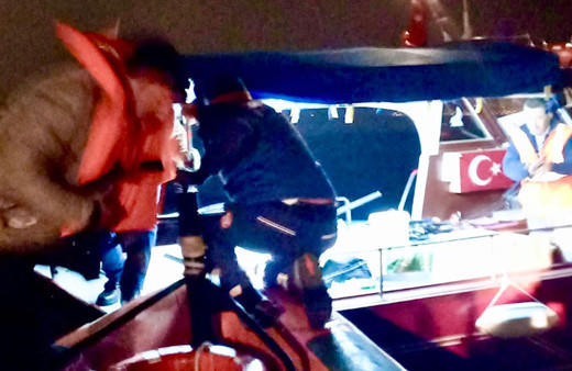 İstanbul'da tekne karaya oturdu! 9 kişi son anda kurtarıldı