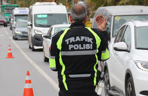 Trafik cezaları 2023 belli oldu! Hız cezası kırmızı ışık alkollü araç kullanma cezası uçtu telefonla konuşursanız...
