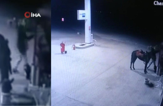 Atla geldi bir şişe kola çalıp gitti! Herkes atla kola çalan bu kişiyi konuşuyor