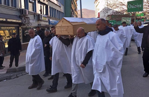 Kefeni giyen tabutu sırtladı: Tunceli'de köylülerden belediyeye sıradışı protesto!