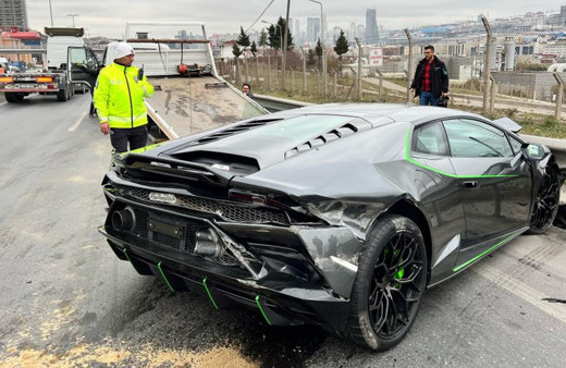 Beylikdüzü'nde 26 milyon liralık otomobilini bariyerlere çarparak perte çıkardı