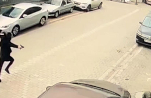 İki grup arasında silahlı çatışma çıktı arabalar delik deşik oldu Esenyurt'ta güpegündüz dehşet anları