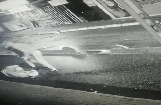 Baba oğul tekme tokat dövdü: Taksicinin gasp oyununu polis bozdu!