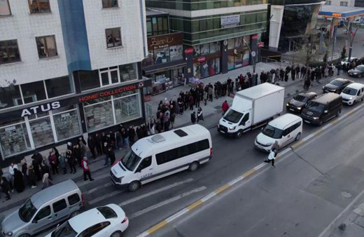 EYT kararı açıklandı SGK'ya akın ettiler! Uzun kuyruk havadan böyle görüntülendi
