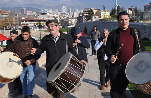 EYT açıklandı soluğu meydanda aldı! Tokat'ta davullu zurnalı EYT kutlaması