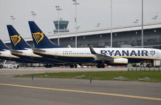 Havayolundaki grev 100'den fazla seferi iptal ettirdi