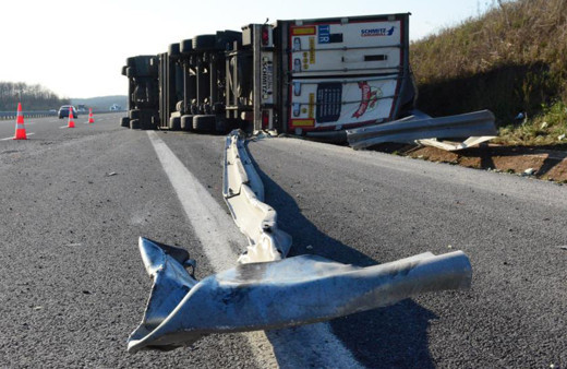 Kuzey Marmara Otoyolu'nda kaza: Devrilen tır 200 metre sürüklendi, sürücü yaralandı