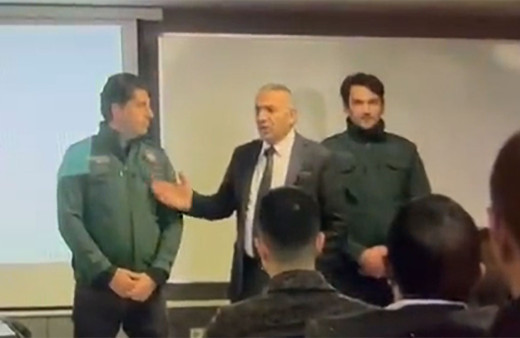 Gümrük Müdürü, personelini herkesin önünde tokatladı! 'Eşşek herif' deyip tokadı bastı