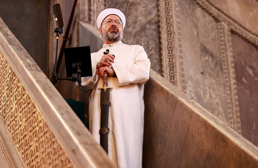 Ali Erbaş Ayasofya'da cuma hutbesini kılıçla okudu bir bölümünü İngilizce söyledi