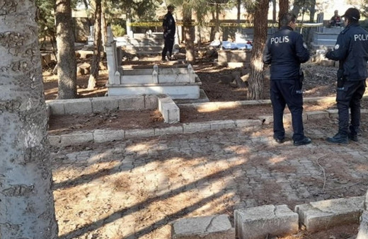 Önce kardeşini öldürdü sonra mezarlıkta intihar etti!