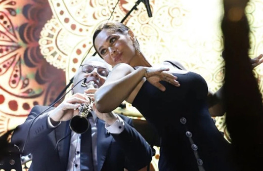 Hülya Avşar sahnede büyüledi, sosyal medyayı salladı! Kasık dekolteli elbisesi olay oldu