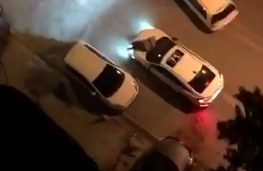 Aracının kaputuna tutunan adama aldırış etmedi! Tartışma sonrası böyle gazladı