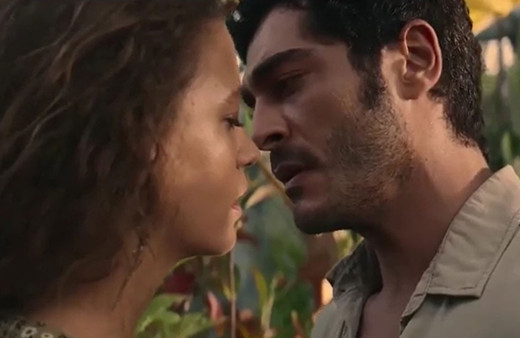 Şahmaran dizisinin fragmanı yayınlandı: Serenay Sarıkaya ve Burak Deniz'in çıplak görüntüleri olay oldu!