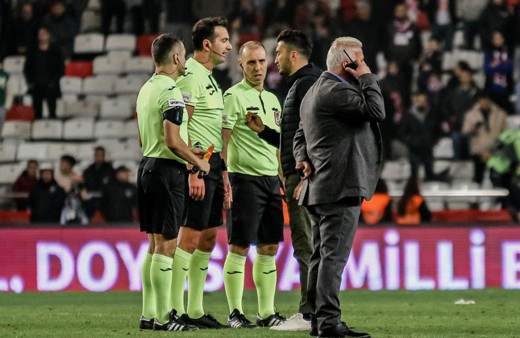 Antalyaspor Fenerbahçe maçına damga vuran pozisyon! Tartışmalı ofsayt kararı yorumcuları da ikiye böldü