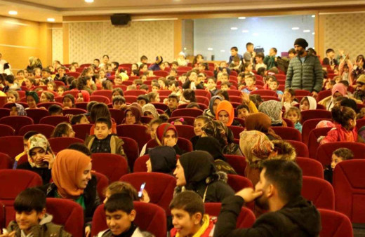 Bingöl'ün Genç ilçesinde ihtiyaç sahibi bin 300 öğrenciye giyim yardımı yapıldı.