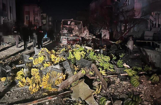 Antalya'da muz yüklü kamyonet patladı. Sokak savaş alanına döndü