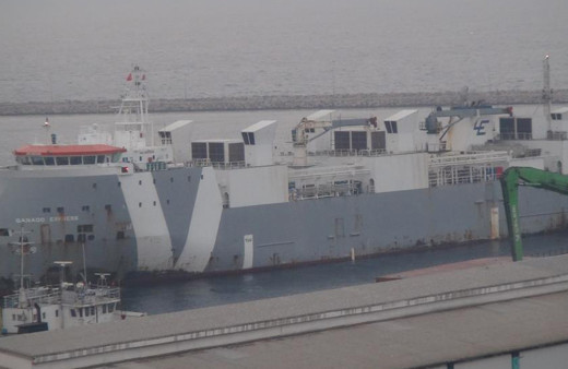 "Yüzen Ahır" Bandırma'ya geri döndü: Yayılan koku tepkilere neden oldu