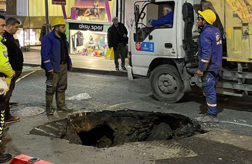 Nişantaşı'nda su borusu patladı yol çöktü