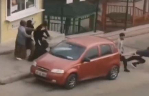 Tekme ve tokatlar havada uçuştu! Gençler birbirlerini sopalarla öldüresiye dövdüler