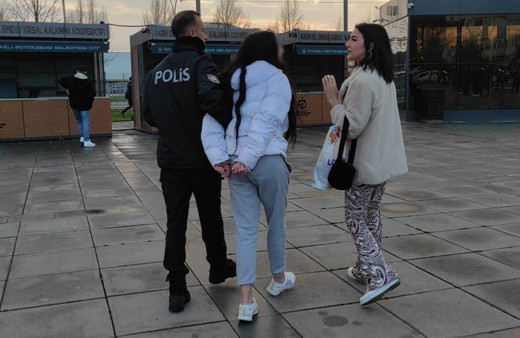 Kocaeli'de genç kızların kavgası kanlı bitti! 15 yaşındaki kız kalçasından bıçakladı