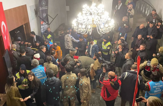 Sarıkamış şehitlerini anma etkinliğinde salonun tavanı çöktü