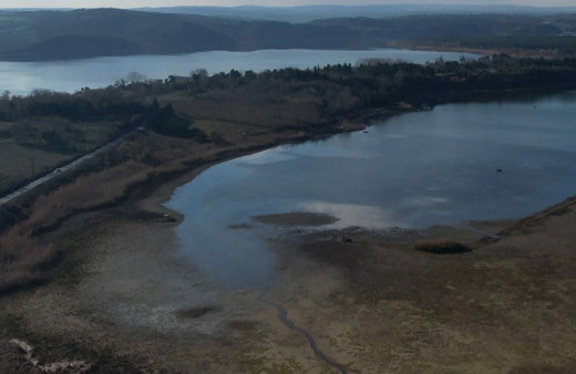 Durum çok fena! Teknelerin yüzdüğü yerde insanlar yürüyüş yapıyor