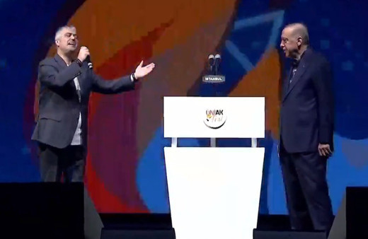 Cengiz Kurtoğlu "Duyanlara Duymayanlara" şarkısını Cumhurbaşkanı Erdoğan’a ithaf ederek söyledi