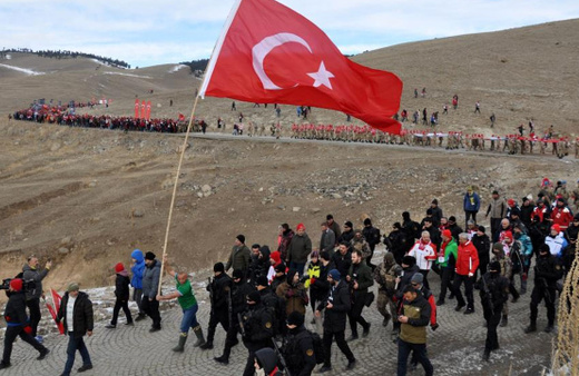 Kars'ta Sarıkamış şehitleri anıldı; Binlerce kişi eksi 12 derecede yürüdü
