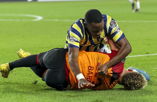 Fenerbahçe Galatarasay derbisinde olay görüntüler...