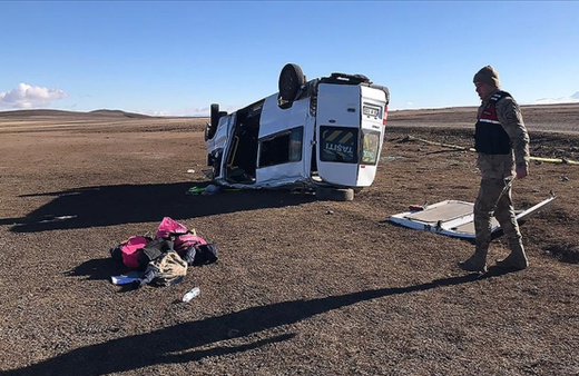 Kars'ta feci kaza! Öğrenci servisi devrildi ölü ve yaralılar var
