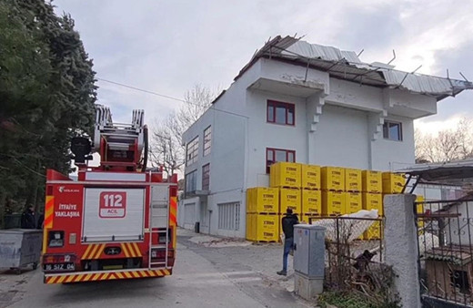 Kuvvetli lodos etkili oluyor! Binalardan kopup zarar verdi şu hale bakın