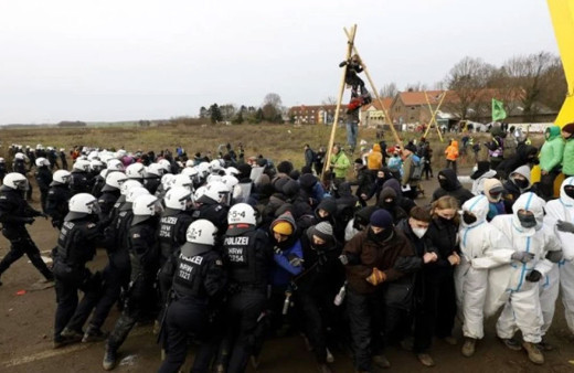 Almanya'da kömür madeni protestosunda polisten eylemcilere sert müdahale