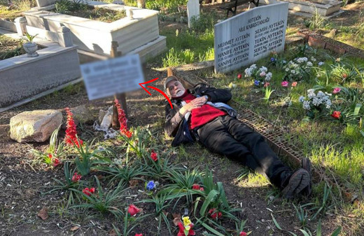 Diri diri mezara girdi! Her gün gidip üzerinde yatıyor, bakın mezar taşına ne yazdırmış!