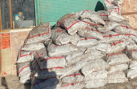 Yardım için verilen kömürleri satarken yakalandı