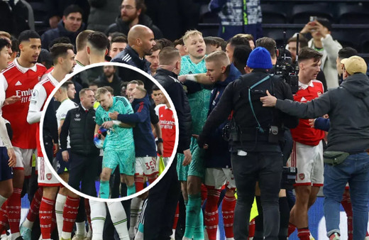 Tottenham Arsenal maçında saha karıştı! Premier Lig'de olaylı maç: Taraftar kaleciye tekme attı!