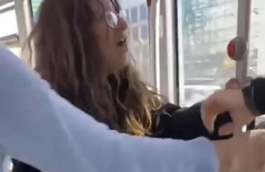 Metrobüste bir kadın adama saldırdı tükürüp 'ilkokul mezunu seviyesiz' dedi o anlar kamerada