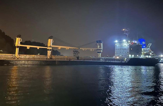 İstanbul Boğazı'nda yük gemisi karaya oturdu! Kurtarma çalışmaları sürüyor
