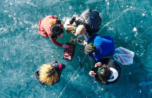 Büyük bölümü donan Çıldır Gölü'nde mangal yaktılar