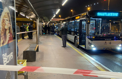 Sefaköy metrobüs durağında korkunç olay! Ekipler yarım saat boyunca uğraştı...
